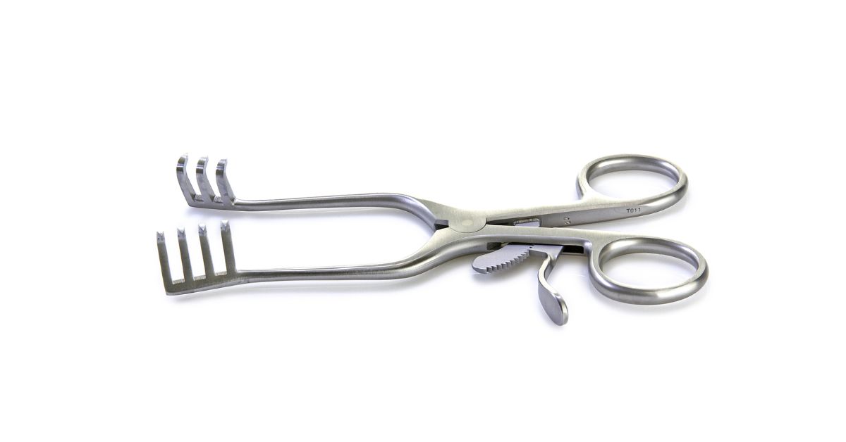 retractors-exposing-the-surgical-site